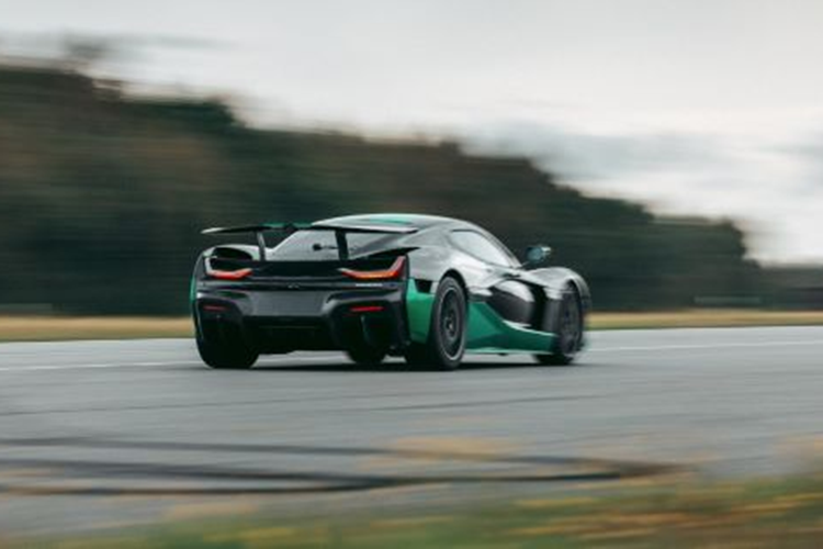 Kết hợp với cơ cấu này là bộ pin Lithium Mangan 120 kWh và hệ dẫn động 4 bánh toàn thời gian R-AWTV, vốn hỗ trợ cả chế độ lái “Drift”.