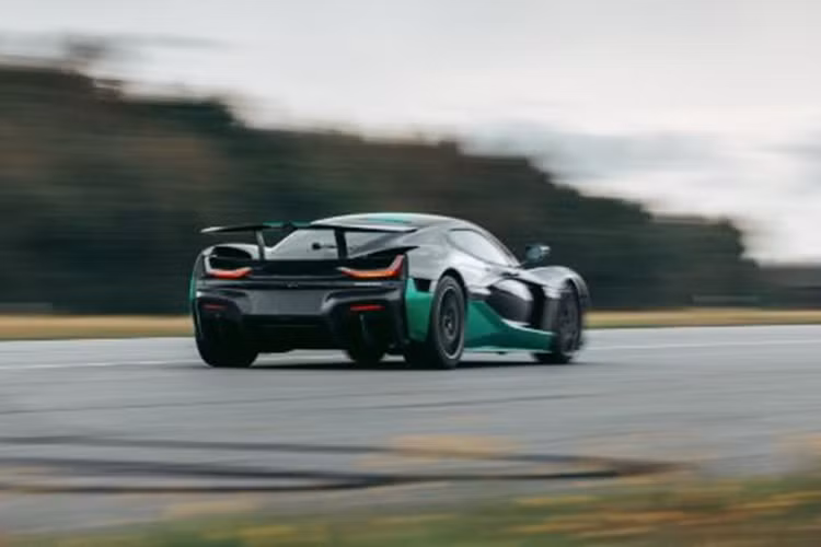 Kết hợp với cơ cấu này là bộ pin Lithium Mangan 120 kWh và hệ dẫn động 4 bánh toàn thời gian R-AWTV, vốn hỗ trợ cả chế độ lái “Drift”.