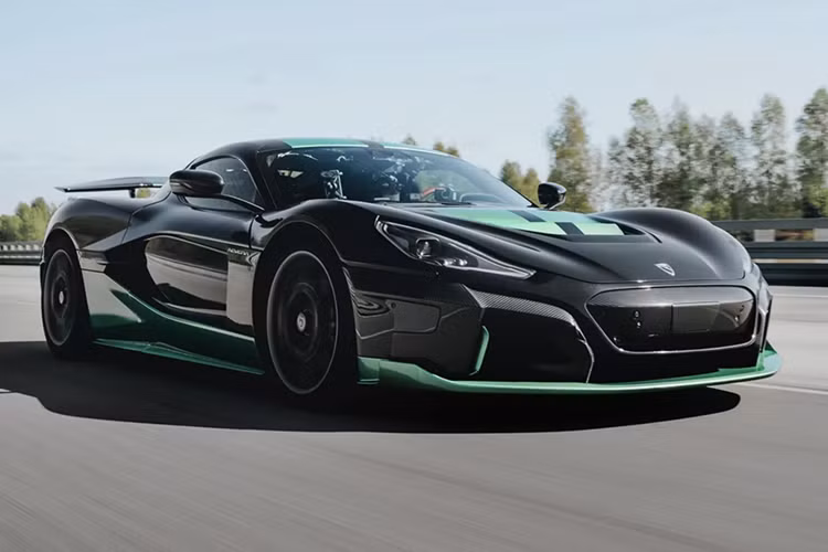 Điều này giúp cho xe có thể giải phóng toàn bộ công suất. Xe có thể tăng tốc từ 0 lên 100 km/h chỉ trong 3,21 giây và cũng có thể lùi với tốc độ tượng tự. Tuy nhiên, việc lùi xe ở tốc độ cao không hề đơn giản và không phải ai cũng làm được, kể cả những tay lái chuyên nghiệp cũng cần mất một khoảng thời gian để làm quen.