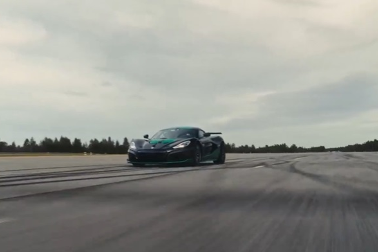 Một trong những lý do giúp Rimac Nevera phá vỡ được nhiều kỷ lục về tốc độ là nhờ xe được trang bị 4 động cơ điện làm mát bằng chất lỏng tại mỗi bánh xe, sản sinh công suất tối đa lên đến 1.914 mã lực và mô-men xoắn 2.360 Nm.