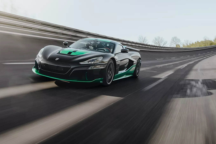 Bởi lùi xe với tốc độ cao sẽ khiến cho người lái như bị kéo cổ về phía trước, tương tự như việc phanh gấp. Mặt khác, tất cả các bộ phận trên xe, tính khí động học hay độ làm mát đều được thiết kế để xe chạy bình thường.