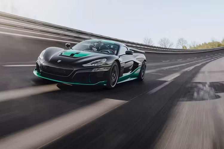 Bởi lùi xe với tốc độ cao sẽ khiến cho người lái như bị kéo cổ về phía trước, tương tự như việc phanh gấp. Mặt khác, tất cả các bộ phận trên xe, tính khí động học hay độ làm mát đều được thiết kế để xe chạy bình thường.