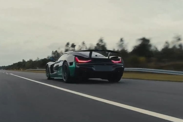 Nếu chạy lùi với tốc độ cao có thể làm xe bị quá nhiệt và mất ổn định nghiêm trọng. Hiện tại, Rimac Nevera đã phá nhiều kỉ lục về tốc độ. Đây xứng đáng là một trong những mẫu siêu xe có thể sánh ngang cùng với các siêu phẩm nước Ý như Lamborghini hay Ferrari…