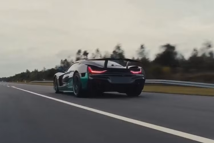 Nếu chạy lùi với tốc độ cao có thể làm xe bị quá nhiệt và mất ổn định nghiêm trọng. Hiện tại, Rimac Nevera đã phá nhiều kỉ lục về tốc độ. Đây xứng đáng là một trong những mẫu siêu xe có thể sánh ngang cùng với các siêu phẩm nước Ý như Lamborghini hay Ferrari…