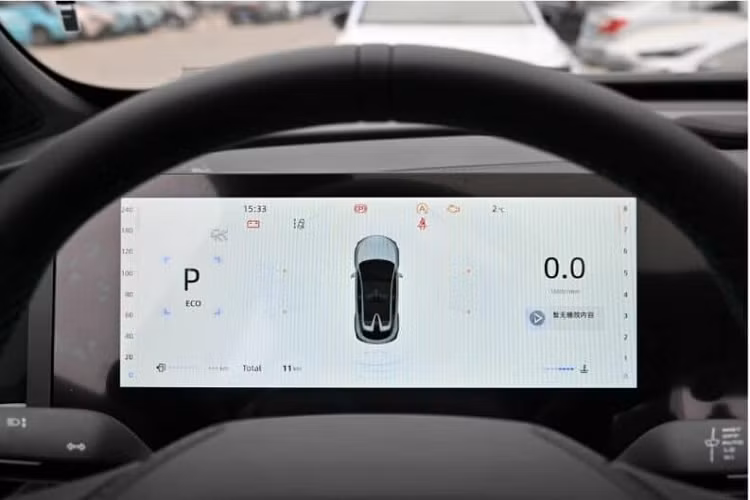 Về tính năng an toàn, Changan UNI-T 2023 được trang bị hệ thống kiểm soát ổn định điện tử và các chức năng như hỗ trợ phanh khẩn cấp, cảnh báo chệch làn đường, cảnh báo va chạm phía trước, giám sát điểm mù và hỗ trợ nhập làn.