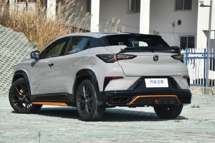 Điều này cũng cho thấy Changan muốn tiếp cận khách hàng với mức giá mềm hơn, nhằm giúp cho Uni-T 2023 có độ phủ sóng tốt nhất khi cạnh tranh với các đối thủ, đặc biệt là các mẫu xe SUV đang rất hot tại Trung Quốc cũng như Đông Nam Á.