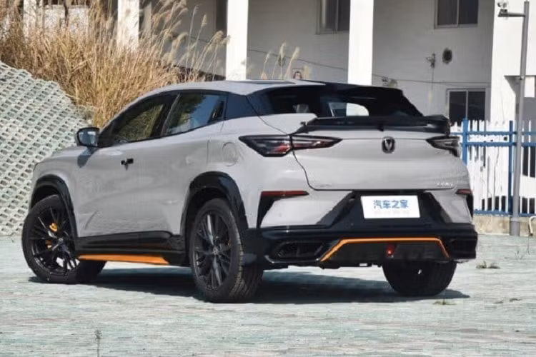 Điều này cũng cho thấy Changan muốn tiếp cận khách hàng với mức giá mềm hơn, nhằm giúp cho Uni-T 2023 có độ phủ sóng tốt nhất khi cạnh tranh với các đối thủ, đặc biệt là các mẫu xe SUV đang rất hot tại Trung Quốc cũng như Đông Nam Á.