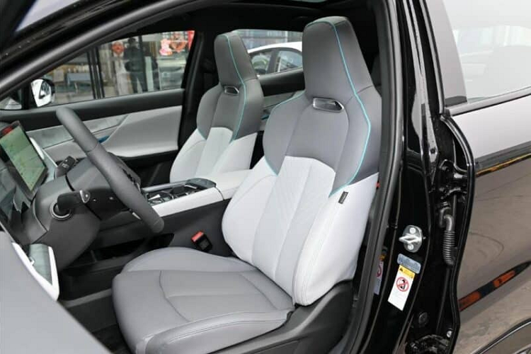 Nhưng vòng ra đuôi xe, bản nâng cấp mới nhất của mẫu xe SUV Changan Uni-T 2023 đã có khuếch tán và ống xả mới.