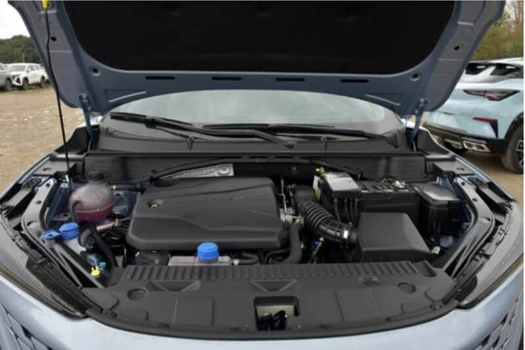 Changan UNI-T 2023 có sẵn trong phiên bản tiêu chuẩn và thể thao được trang trí với điểm nhấn màu cam, xe có kích thước dàixrộngxcao tùy phiên bản lần lượt là 4.535(4.580)/1.870(1.905)/1.565 mm, chiều dài cơ sở xe chung là 2.710 mm.