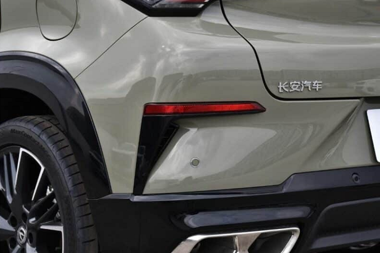 Tiếp theo đó là phía dưới màn hình giải trí đã loại bỏ đi quạt gió, giúp bảng điều khiển xe liền mạch hơn, ngoài ra là việc trang bị chip Qualcomm Snapdragon 8155 giúp thao tác màn hình tốt hơn, xe cũng hỗ trợ điều khiển từ xa bằng điện thoại di động.