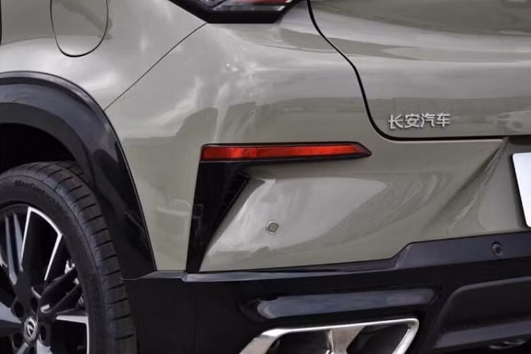 Tiếp theo đó là phía dưới màn hình giải trí đã loại bỏ đi quạt gió, giúp bảng điều khiển xe liền mạch hơn, ngoài ra là việc trang bị chip Qualcomm Snapdragon 8155 giúp thao tác màn hình tốt hơn, xe cũng hỗ trợ điều khiển từ xa bằng điện thoại di động.