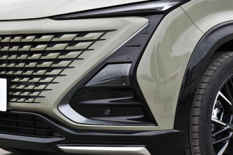 Changan Uni-T 2023 là bản nâng cấp với những cải tiến lớn được phản ánh rõ nhất trong nội thất,đầu tiên là việc xe có vô-lăng hoàn toàn mới, loại bỏ hẳn 2 chấu dưới đáy, có tích hợp thêm sưởi, tiếp theo đó là việc thiết kế màn hình kép cho bảng đồng hồ và màn hình điều khiển trung tâm, riêng màn hình giải trí vuông vức, không cắt góc như bản cũ.