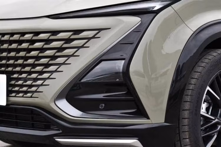 Changan Uni-T 2023 là bản nâng cấp với những cải tiến lớn được phản ánh rõ nhất trong nội thất,đầu tiên là việc xe có vô-lăng hoàn toàn mới, loại bỏ hẳn 2 chấu dưới đáy, có tích hợp thêm sưởi, tiếp theo đó là việc thiết kế màn hình kép cho bảng đồng hồ và màn hình điều khiển trung tâm, riêng màn hình giải trí vuông vức, không cắt góc như bản cũ.