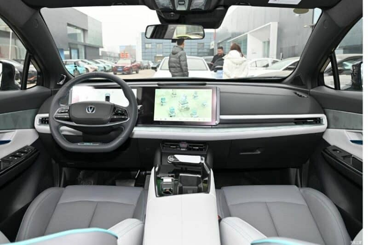 Ở ngoại thất, Changan Uni-T 2023 không có nhiều sự thay đổi ở phần đầu xe khi vẫn sở hữu lưới tản nhiệt "ma trận" cỡ lớn có tích hợp logo hình chữ "V". Bên cạnh đó là dải đèn LED định vị ban ngày sắc mỏng.