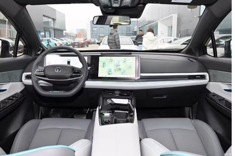 Ở ngoại thất, Changan Uni-T 2023 không có nhiều sự thay đổi ở phần đầu xe khi vẫn sở hữu lưới tản nhiệt "ma trận" cỡ lớn có tích hợp logo hình chữ "V". Bên cạnh đó là dải đèn LED định vị ban ngày sắc mỏng.