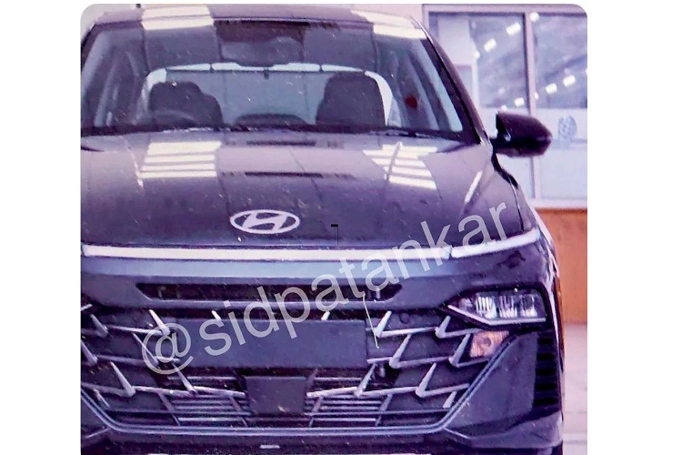 Theo đó, mẫu sedan hạng B Hyundai Accent 2023 sẽ chính thức trình làng tại Ấn Độ vào ngày 21/3/2023 tới đây. Những hình ảnh do hãng Hyundai tung ra không thực sự rõ ràng. Tuy nhiên, vẫn có thể nhận ra Hyundai Accent 2023 được áp dụng ngôn ngữ thiết kế "Sensuous Sportiness" mới, tương tự các mẫu xe cùng thương hiệu khác như Elantra.