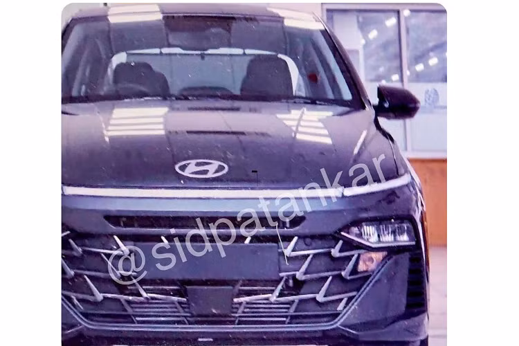 Theo đó, mẫu sedan hạng B Hyundai Accent 2023 sẽ chính thức trình làng tại Ấn Độ vào ngày 21/3/2023 tới đây. Những hình ảnh do hãng Hyundai tung ra không thực sự rõ ràng. Tuy nhiên, vẫn có thể nhận ra Hyundai Accent 2023 được áp dụng ngôn ngữ thiết kế "Sensuous Sportiness" mới, tương tự các mẫu xe cùng thương hiệu khác như Elantra.