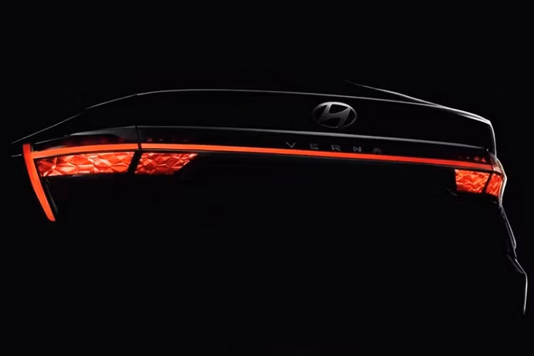 Chưa hết, mẫu sedan hạng B này còn có lưới tản nhiệt Parametric Jewel rộng hơn với mắt lưới phức tạp hơn, theo phong cách của Hyundai Elantra. Bên cạnh đó là khe gió nằm dọc mới ở hai góc đầu xe. Tương tự đầu xe, sườn xe của mẫu sedan hạng B này cũng được thay đổi mạnh với những đường dập gân nổi bật mới.