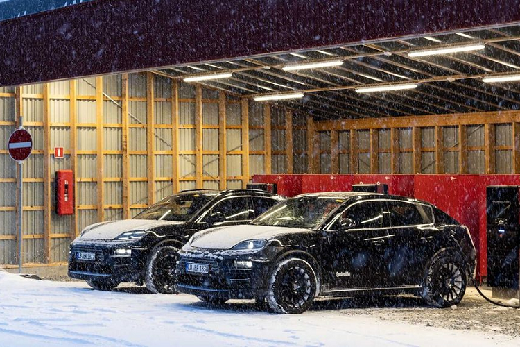 Chưa hết, Porsche còn tích hợp lên Macan EV mới công nghệ Quản lý hệ thống treo chủ động (PASM) và bộ giảm chấn hai van điều chỉnh độc lập.