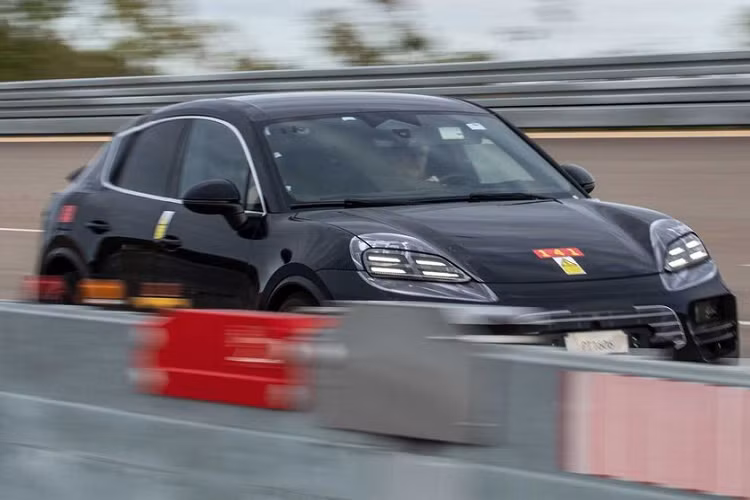 Năng lượng được cung cấp cho Porsche Macan EV 2024 mới bởi bộ pin lithium-ion có dung lượng 100kWh. Khi sử dụng sạc nhanh DC 270 kW, Porsche Macan EV có thể tăng dùng lượng pin từ 5 -80% trong chưa đầy 25 phút.