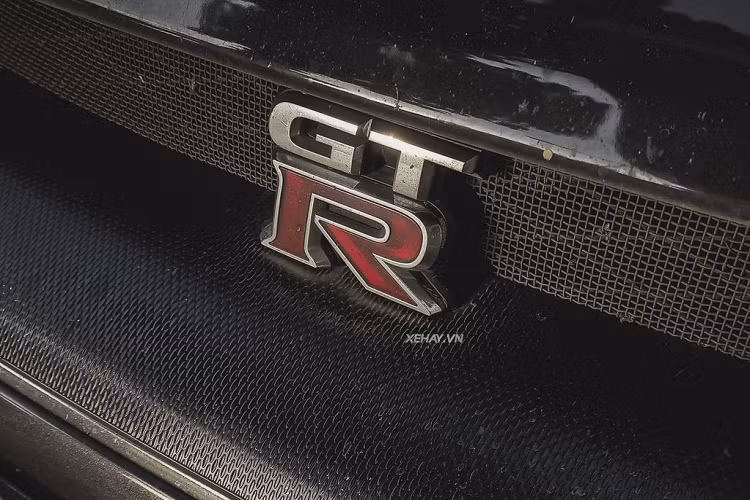 Theo đó, Nissan GT-R R35 thế hệ đầu tiên được trang bị động cơ V6, dung tích 3,8 lít, tăng áp kép sản sinh công suất tối đa 480 mã lực tại vòng tua máy 6.400 vòng/phút và mô-men xoắn cực đại 588 Nm tại dải vòng tua máy 3.200 đến 5.200 vòng/phút. 