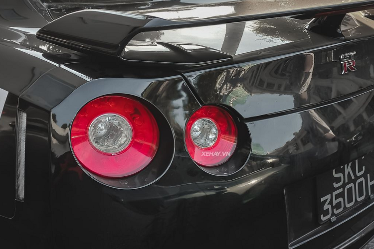 Xe sử dụng hộp số ly hợp kép 6 tốc độ và hệ truyền động 4 bánh toàn thời gian. Với khối động cơ mạnh mẽ, xe chỉ mất khoảng thời gian 3,5 giây để tăng tốc lên 100 km/h từ vị trí xuất phát và đạt tốc độ tối đa 309km/h. 