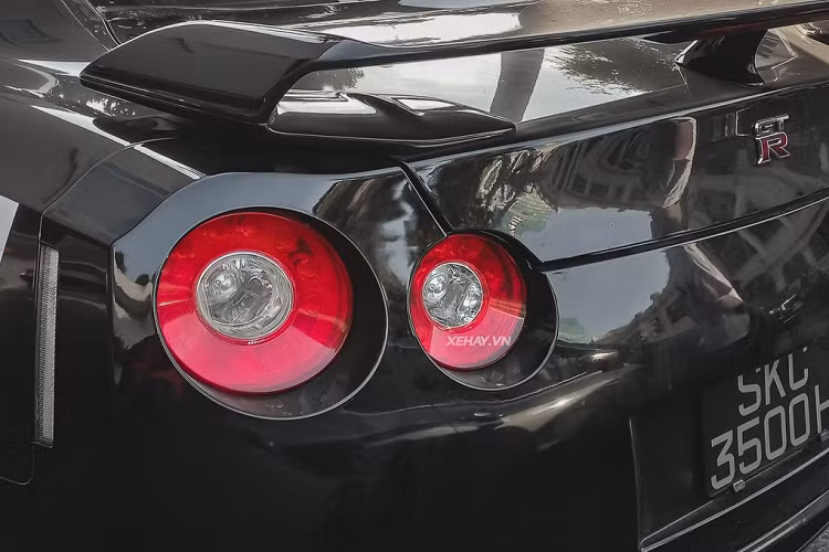 Xe sử dụng hộp số ly hợp kép 6 tốc độ và hệ truyền động 4 bánh toàn thời gian. Với khối động cơ mạnh mẽ, xe chỉ mất khoảng thời gian 3,5 giây để tăng tốc lên 100 km/h từ vị trí xuất phát và đạt tốc độ tối đa 309km/h. 