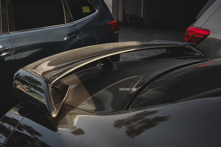 Được mệnh danh là "Supercar killer" (sát thủ siêu xe), Nissan GT-R R35 có hiệu năng ngang ngửa những mẫu siêu xe đắt tiền từ Ferrari hay Lamborghini nhưng lại có giá bán “hạt dẻ” hơn rất nhiều. Thời điểm mới ra mắt, giá xe Nissan GT-R R35 có mức bán ra khởi điểm từ 70.000 USD (khoảng 1,6 tỷ đồng). 