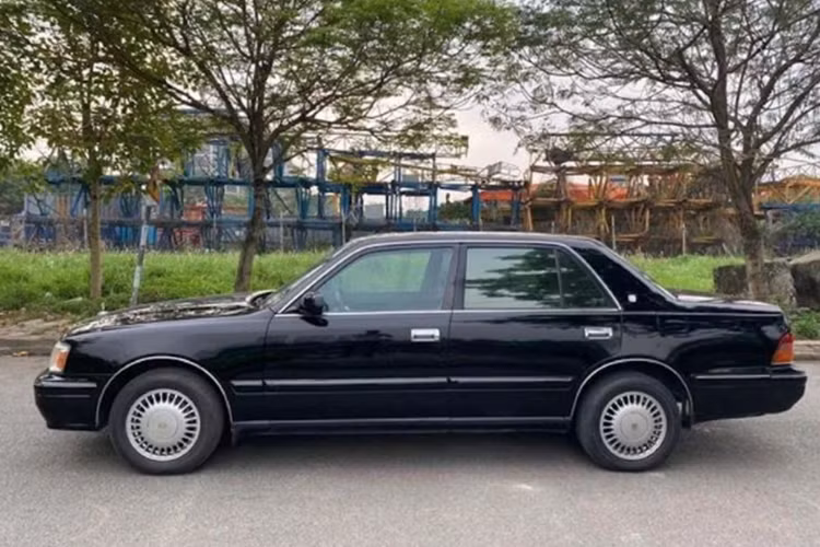 Đặc biệt nhiều khi số 4 còn thể hiện cho sự nhân từ, ham học hỏi và thông tuệ từ đó dễ thích nghi hơn với điều kiện tự nhiên và có khả năng lan tỏa vươn cao nhanh chóng hơn. Con người trải qua 4 giai đoạn là sinh ra, lớn lên, già yếu và mất đi (sinh-lão-bệnh-tử), 1 năm có 4 mùa, 4 phương 8 hướng đều liên quan đến con số 4 này.