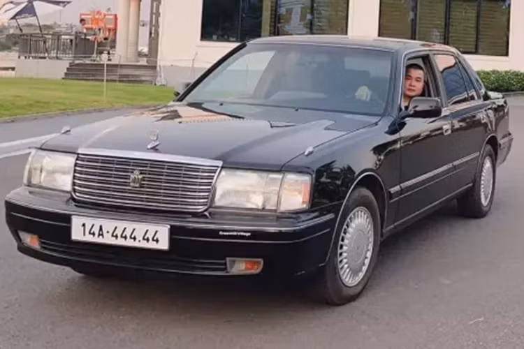 Cá biệt là có trường hợp 1 chiếc xe Toyota Crown đời cũ bị bắt gặp đỗ trên đường phố Hà Nội với biển số 51K-888.88, đây là biển đấu giá, với mức trả giá cao nhất là hơn 15 tỷ đồng, đã được 1 đại gia Hà Nội nộp đầy đủ tiền, trước đó, biển VIP này được 1 đại gia Thanh Hóa trả giá trên 32 tỷ đồng nhưng đã bỏ cọc.