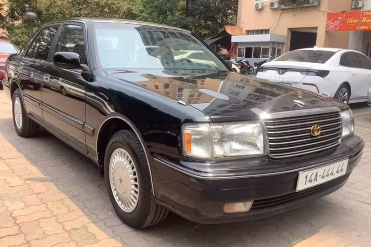 Được biết là chiếc xe Toyota Crown đời 1998 này sử dụng hộp số tự động, ngoại thất sơn màu đen, nội thất có màu xám cùng các chi tiết ốp gỗ. Đây là 1 trong các xe bộ trưởng Toyota Crown đời cũ hiếm hoi được đăng ký biển ngũ quý.