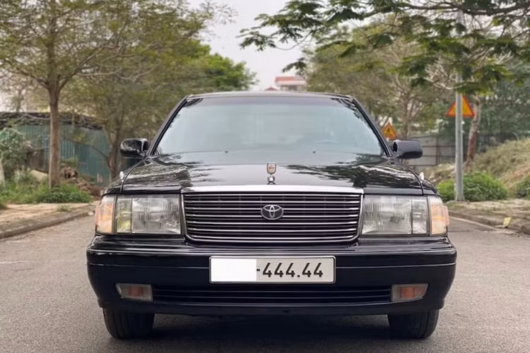 Quay trở lại câu chuyện của người bán chiếc xe Toyota Crown 1998 này, anh định giá xe 500 triệu đồng, nhiều người đã nhanh chóng quan tâm bằng cách để lại bình luận dưới bài đăng của người này, bán xe có kèm theo biển không?.