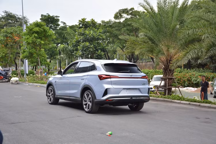 Bên cạnh đó là những trang bị an toàn như 6 túi khí, hệ thống kiểm soát hành trình thích ứng, camera 360 độ, hệ thống cảnh báo chuyển làn đường, hệ thống cảnh báo lệch làn đường, tự động đưa xe về giữa làn đường, cảnh báo va chạm phía trước, phanh tự động khẩn cấp, cảnh báo điểm mù, cảnh báo phương tiện cắt ngang khi lùi, cảnh báo áp suất lốp và kiểm soát phanh khi ôm cua.