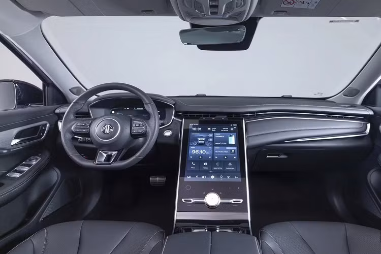 Bên trong MG4 là không gian nội thất được thiết kế theo phong cách tối giản với 2 hàng ghế và 5 chỗ ngồi. Ghế của xe được bọc da pha nỉ trong khi vô lăng có thiết kế 2 chấu và vát 2 đầu. Ngoài ra, mẫu ô tô điện Trung Quốc này còn có bảng đồng hồ kỹ thuật số 7 inch, màn hình cảm ứng trung tâm 10,25 inch, cụm điều khiển trung tâm được thiết kế lơ lửng, núm xoay chuyển số, phanh tay điện tử, sạc điện thoại không dây, điều hòa tự động, lọc không khí PM2.5 và cửa gió dành cho ghế sau.