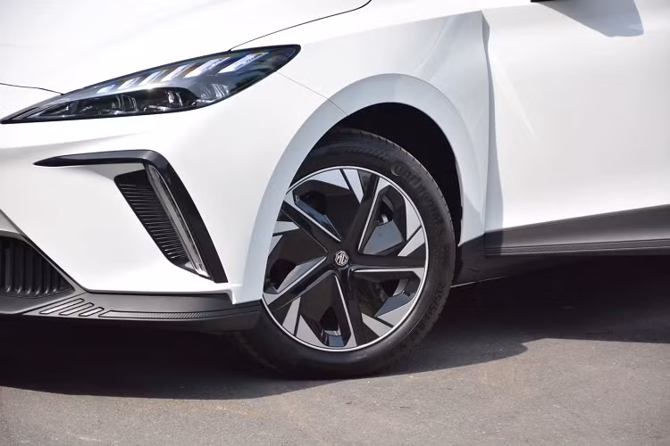 Nội thất của MG Marvel R cũng chỉ có 2 hàng ghế với 5 chỗ ngồi. Bên trong mẫu xe điện này xuất hiện ghế bọc da pha nỉ, vô lăng 3 chấu vát đáy thể thao, bảng đồng hồ kỹ thuật số 12,3 inch, màn hình cảm ứng trung tâm 19,4 inch, hỗ trợ Apple CarPlay/Android Auto, núm xoay chuyển số, hệ thống điều hòa tự động 2 vùng, 4 cổng USB, cửa sổ trời toàn cảnh Panorama, sạc điện thoại không dây, đèn viền trang trí và hệ thống âm thanh Bose.