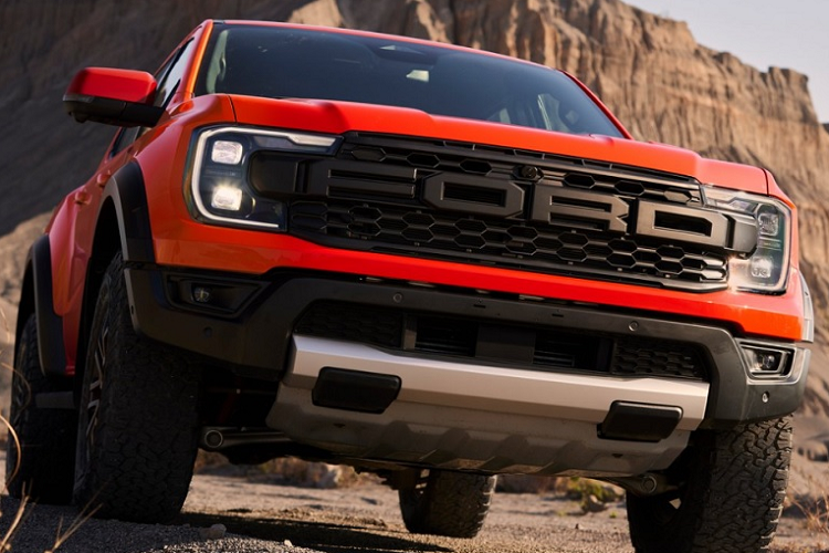 Trong khi đó, phiên bản Wildtrak 2.0 Bi-Turbo 10AT cấu hình Double Cab sở hữu doanh số 1.879 xe. Như vậy, doanh số cộng dồn của 3 phiên bản Wildtrak là 9.503 xe. Từ ngày 1/1/2023, giá bán của Ford Ranger Raptor 2023 mới tại thị trường Thái Lan đã tăng từ 1,869 triệu Baht lên 1,919 triệu Baht (1,374 tỷ đồng).