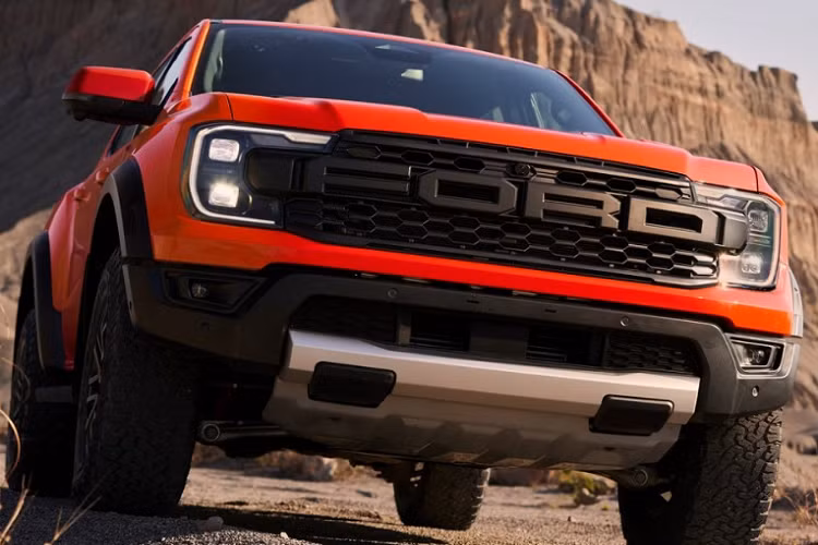 Trong khi đó, phiên bản Wildtrak 2.0 Bi-Turbo 10AT cấu hình Double Cab sở hữu doanh số 1.879 xe. Như vậy, doanh số cộng dồn của 3 phiên bản Wildtrak là 9.503 xe. Từ ngày 1/1/2023, giá bán của Ford Ranger Raptor 2023 mới tại thị trường Thái Lan đã tăng từ 1,869 triệu Baht lên 1,919 triệu Baht (1,374 tỷ đồng).