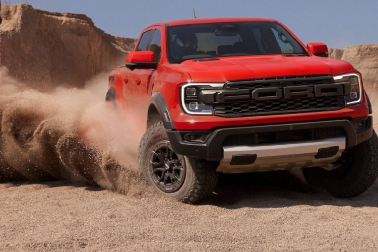 Bỏ ra số tiền này, khách hàng Thái Lan sẽ nhận về phiên bản mạnh nhất và có khả năng off-road tốt nhất của dòng Ford Ranger. Theo đó, Ford Ranger Raptor 2023 ở Thái Lan được trang bị động cơ xăng V6, tăng áp kép, dung tích 3.0L hoàn toàn mới, tạo ra công suất tối đa 397 mã lực tại tua máy 5.650 vòng/phút và mô-men xoắn cực đại 583 Nm tại tua máy 3.500 vòng/phút.