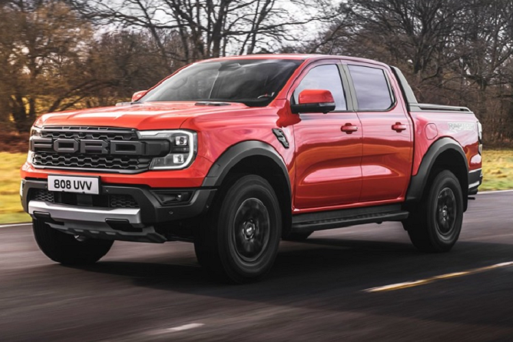 Theo nhân viên tư vấn bán hàng tại đại lý, Ford Ranger Raptor 2023 ở Việt Nam dự kiến có giá 1,329 tỷ đồng, tăng 127 triệu đồng so với trước. Mẫu xe bán tải hiệu suất cao này có thể sẽ ra mắt Việt Nam vào tháng 3 năm nay. Đến tháng 4/2023, xe sẽ bắt đầu được giao cho khách.