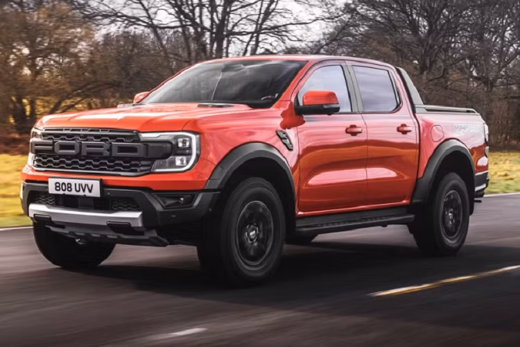 Theo nhân viên tư vấn bán hàng tại đại lý, Ford Ranger Raptor 2023 ở Việt Nam dự kiến có giá 1,329 tỷ đồng, tăng 127 triệu đồng so với trước. Mẫu xe bán tải hiệu suất cao này có thể sẽ ra mắt Việt Nam vào tháng 3 năm nay. Đến tháng 4/2023, xe sẽ bắt đầu được giao cho khách.