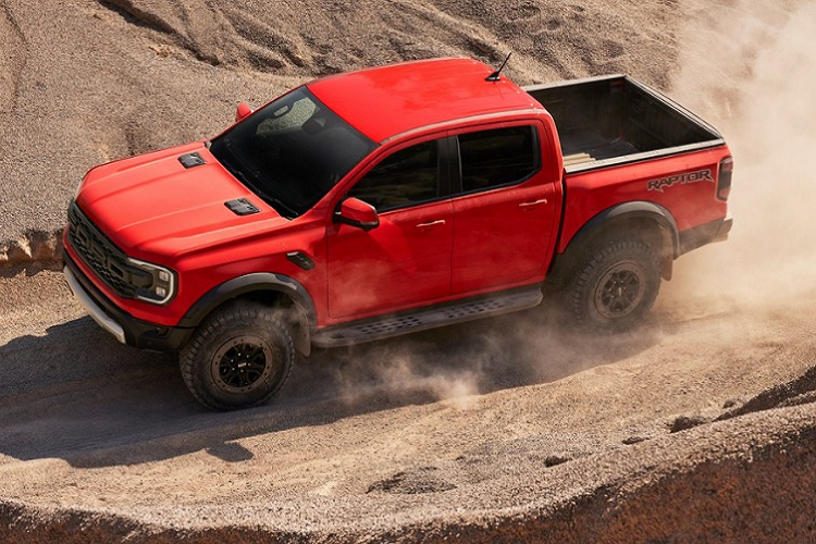 Hiện các nhân viên bán hàng tại đại lý ở Việt Nam cũng đã nhận cọc cho Ford Ranger Raptor thế hệ mới. Tuy được nhập khẩu từ Thái Lan nhưng Ford Ranger Raptor 2023 tại Việt Nam dự kiến không dùng động cơ xăng V6 kể trên. Thay vào đó, mẫu xe bán tải này tại Việt Nam vẫn dùng động cơ diesel 4 xi-lanh, tăng áp kép, dung tích 2.0L như bản thường.