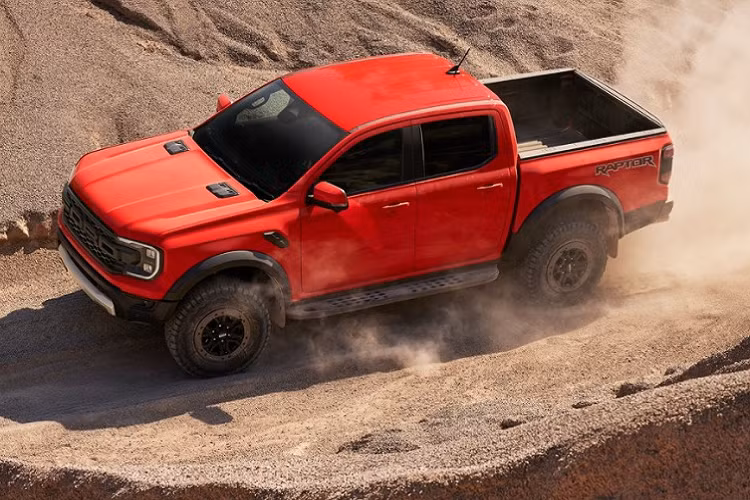 Hiện các nhân viên bán hàng tại đại lý ở Việt Nam cũng đã nhận cọc cho Ford Ranger Raptor thế hệ mới. Tuy được nhập khẩu từ Thái Lan nhưng Ford Ranger Raptor 2023 tại Việt Nam dự kiến không dùng động cơ xăng V6 kể trên. Thay vào đó, mẫu xe bán tải này tại Việt Nam vẫn dùng động cơ diesel 4 xi-lanh, tăng áp kép, dung tích 2.0L như bản thường.