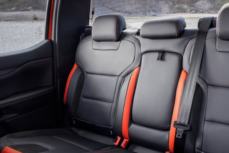 Không chỉ mạnh mẽ, Ford Ranger Raptor 2023 còn có khả năng off-road tốt hơn bản thường nhờ hệ thống treo độc lập phía trước với tay đòn bằng nhôm 2 lớp và giảm xóc FOX Live Valve 2,5 inch. Đằng sau là hệ thống treo dạng lò xo trụ với giảm xóc FOX Live Valve 2,5 inch và liên kết Watt. Hành trình của hệ thống treo được tăng lên 290 mm ở phía trước và 250 mm ở đằng sau.