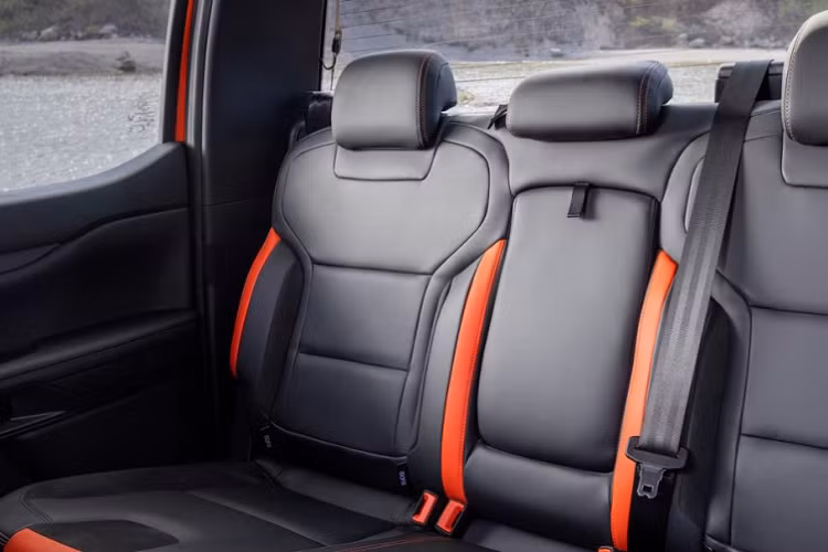 Không chỉ mạnh mẽ, Ford Ranger Raptor 2023 còn có khả năng off-road tốt hơn bản thường nhờ hệ thống treo độc lập phía trước với tay đòn bằng nhôm 2 lớp và giảm xóc FOX Live Valve 2,5 inch. Đằng sau là hệ thống treo dạng lò xo trụ với giảm xóc FOX Live Valve 2,5 inch và liên kết Watt. Hành trình của hệ thống treo được tăng lên 290 mm ở phía trước và 250 mm ở đằng sau.