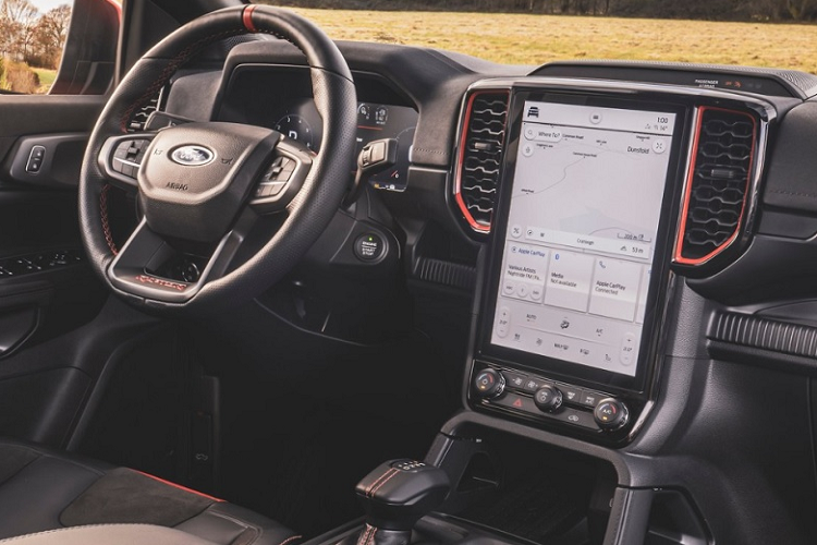 Điểm nhấn tiếp theo của xe là hệ thống xả kép với van chủ động, mang đến 4 chế độ âm thanh là Quiet (dùng cho khởi động buổi sáng sớm), Normal (dùng hàng ngày), Sport (tiếng to hơn) và Baja (dùng khi chạy off-road).