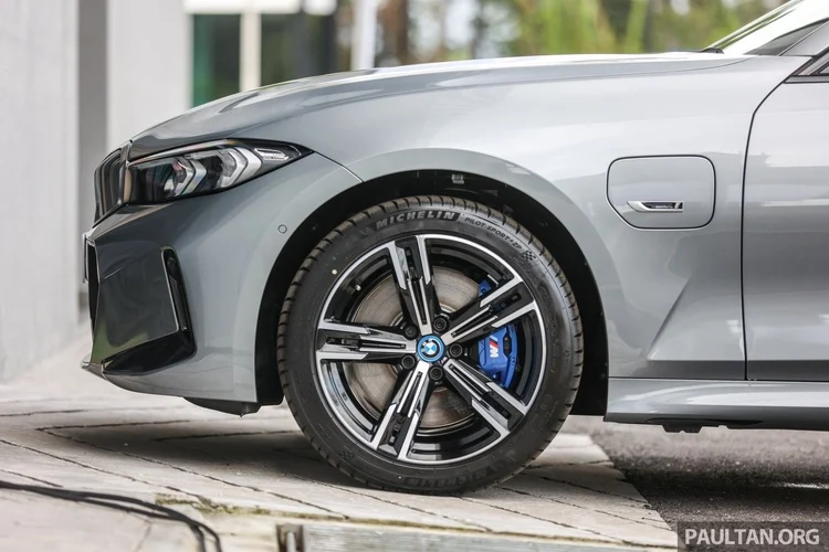 Tổng thể khu vực điều khiển trên BMW 3 Series 2023 vẫn theo truyền thống khi đặt màn hình lệch về một bên, tuy nhiên cần số truyền thống đã biến mất. Nội thất được bọc da Vernasca màu đen tiêu chuẩn, chủ nhân phiên bản 330i và 330e có thể nâng cấp da Mocha.