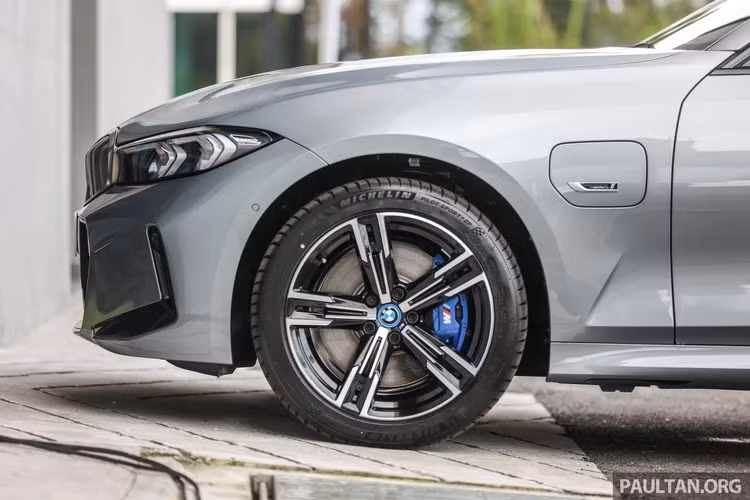 Tổng thể khu vực điều khiển trên BMW 3 Series 2023 vẫn theo truyền thống khi đặt màn hình lệch về một bên, tuy nhiên cần số truyền thống đã biến mất. Nội thất được bọc da Vernasca màu đen tiêu chuẩn, chủ nhân phiên bản 330i và 330e có thể nâng cấp da Mocha.