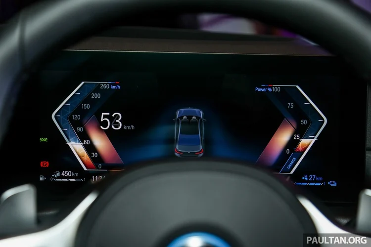 Tuy nhiên, BMW 3 Series 2023 vẫn chưa có hỗ trợ điều khiển hành trình thích ứng ACC và hệ thống tự lái Cấp độ 2. Hỗ trợ người lái còn có Hệ thống hỗ trợ đỗ xe chủ động Park Assistant và Cảm biến hỗ trợ đỗ xe bao gồm giám sát khoảng cách, Hỗ trợ đỗ xe ghép ngang và camera lùi.