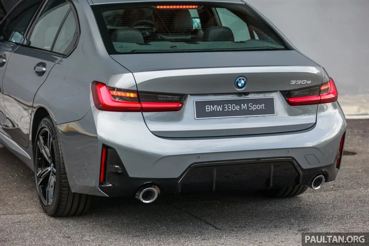 Nếu không muốn tham gia chương trình bảo hành mở rộng, BMW Malaysia cũng áp dụng chính sách giảm giá. Mức áp dụng cho 3 phiên bản 320i, 330i và 330e lần lượt là 263.600 RM (1,42 tỷ đồng), 278.600 RM (1,5 tỷ đồng) và 297.600 RM (1,6 tỷ đồng).