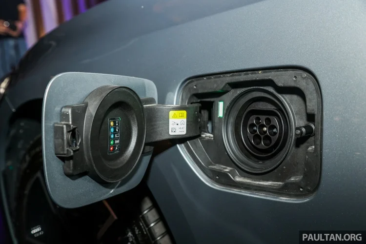 Nhìn chung tổng thể bảng táp lô khá nhiều điểm chung với mẫu xe điện BMW i4 EV ra mắt tại Malaysia vào tháng 5/2022. BMW 3 Series 2023 cũng trang bị tiêu chuẩn những công nghệ hiện đại nhất của hãng xe Đức, bao gồm ứng dụng điều khiển từ xa Comfort Access